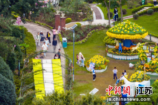 游客们乐享秋日假期。金坛茅山旅游度假区 供图 游客们乐享秋日假期。金坛茅山旅游度假区 供图