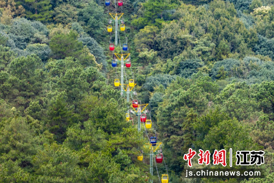 游客们乘坐缆车。金坛茅山旅游度假区 供图 游客们乘坐缆车。金坛茅山旅游度假区 供图