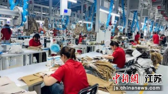 一线员工加班加点赶生产,确保订单高质量交付。徐州经开区 供图 一线员工加班加点赶生产,确保订单高质量交付。徐州经开区 供图