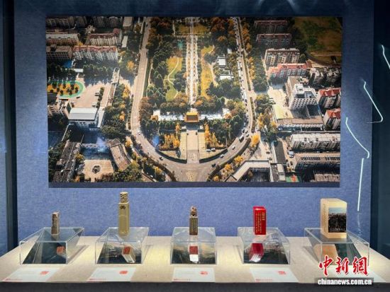 10月9日,“印记北京中轴线——大众篆刻作品展”(南京巡展)在南京六朝博物馆开幕。中新社记者 朱晓颖 摄 10月9日,“印记北京中轴线——大众篆刻作品展”(南京巡展)在南京六朝博物馆开幕。中新社记者 朱晓颖 摄