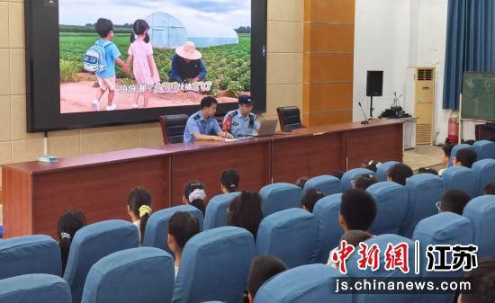 民警播放铁路护路安全主题科普动画。镇江站派出所 供图 民警播放铁路护路安全主题科普动画。镇江站派出所 供图