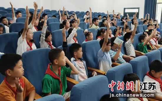 学生踊跃举手回答问题。镇江站派出所 供图 学生踊跃举手回答问题。镇江站派出所 供图