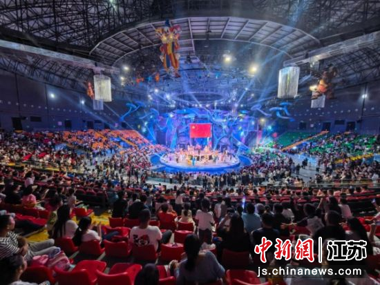 徐州九顶山动物园马戏表演。徐融荣 摄 徐州九顶山动物园马戏表演。徐融荣 摄