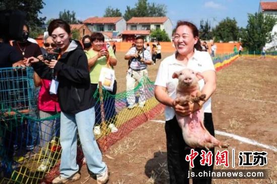 “抓猪”比赛现场。大沙河镇 供图 “抓猪”比赛现场。大沙河镇 供图