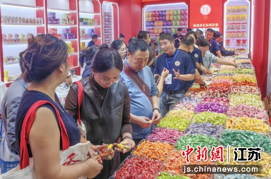 客商挑选商品。南京江北新区党工委宣传和统战部 供图 客商挑选商品。南京江北新区党工委宣传和统战部 供图