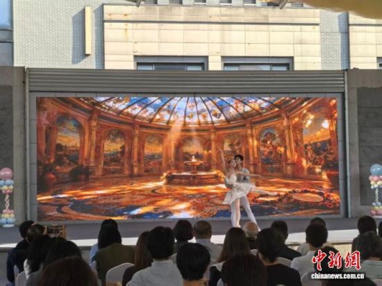 舞者在开幕仪式上表演芭蕾舞。 中新网记者 钟升 摄 舞者在开幕仪式上表演芭蕾舞。 中新网记者 钟升 摄