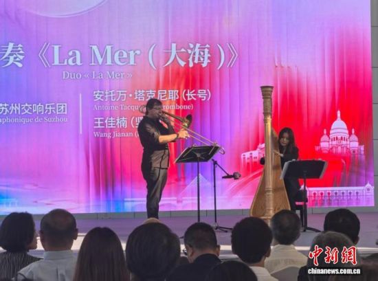 苏州交响乐团的中法乐手共同演奏法国经典乐曲《大海》。 中新网记者 钟升 摄 苏州交响乐团的中法乐手共同演奏法国经典乐曲《大海》。 中新网记者 钟升 摄