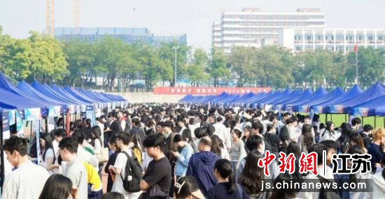 招聘会现场。张俊哲 摄 招聘会现场。张俊哲 摄
