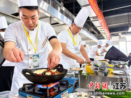 选手制作美味菜肴。邳州市委宣传部 供图 选手制作美味菜肴。邳州市委宣传部 供图