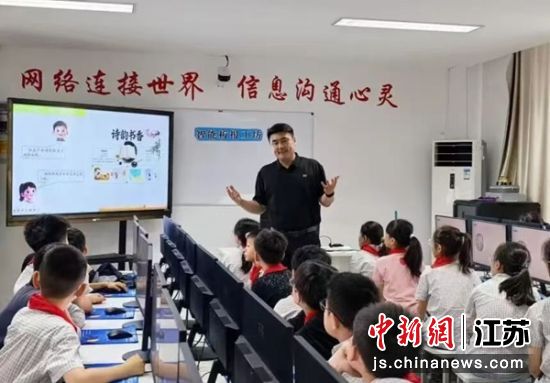 盐城市松江路小学学生在上人工智能通识课。胡中可 摄 盐城市松江路小学学生在上人工智能通识课。胡中可 摄