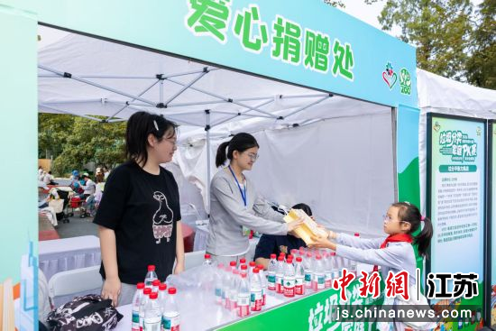 爱心捐赠。南京市城市管理局 供图 爱心捐赠。南京市城市管理局 供图