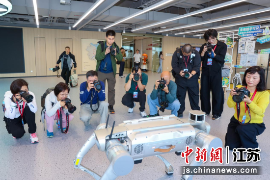 摄影志愿者深入基层一线拍摄。南京市摄影家协会 供图 摄影志愿者深入基层一线拍摄。南京市摄影家协会 供图