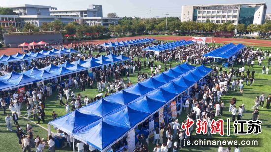 扬州工业职业技术学院秋季专场招聘会现场,众多毕业生进场选岗洽谈。李亚运 摄 扬州工业职业技术学院秋季专场招聘会现场,众多毕业生进场选岗洽谈。李亚运 摄