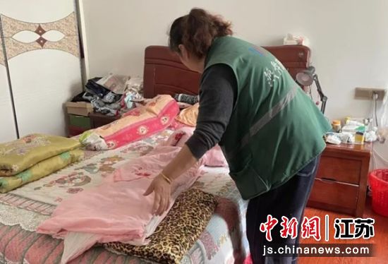 助老员为老人整理房间。盐城经开区党政办 供图 助老员为老人整理房间。盐城经开区党政办 供图