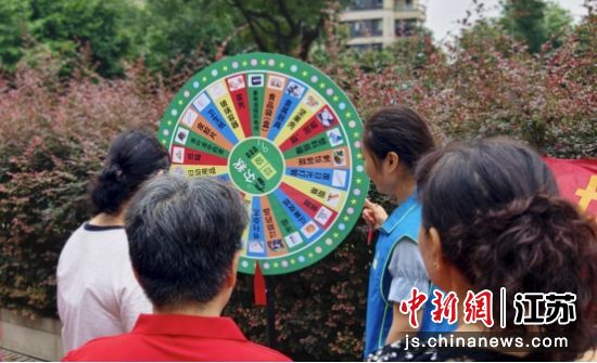 民众了解垃圾分类知识。南京江北新区顶山街道综合行政执法和安全生产监督管理办公室 供图 民众了解垃圾分类知识。南京江北新区顶山街道综合行政执法和安全生产监督管理办公室 供图