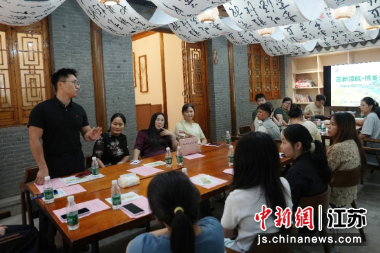 新农人代表在小组活动中分享创业经历。阳山镇 供图 新农人代表在小组活动中分享创业经历。阳山镇 供图
