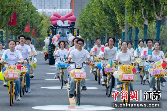 花车巡游校园。南京农业大学 供图 花车巡游校园。南京农业大学 供图