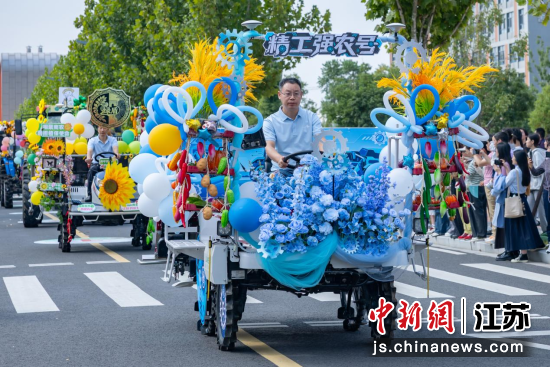 花车巡游校园。南京农业大学 供图 花车巡游校园。南京农业大学 供图