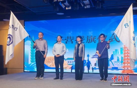 营员代表接受见学营营旗,开启研学之旅。周勇 摄 营员代表接受见学营营旗,开启研学之旅。周勇 摄
