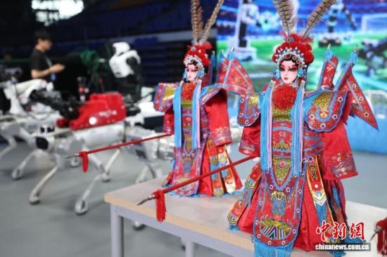 图为现场展示的江苏省演艺集团艾鳎数字艺术团戏曲机器人,将机器人与传统戏曲深度融合,通过现代科技手段为传统文化注入新活力。 中新网记者 泱波 摄 图为现场展示的江苏省演艺集团艾鳎数字艺术团戏曲机器人,将机器人与传统戏曲深度融合,通过现代科技手段为传统文化注入新活力。 中新网记者 泱波 摄