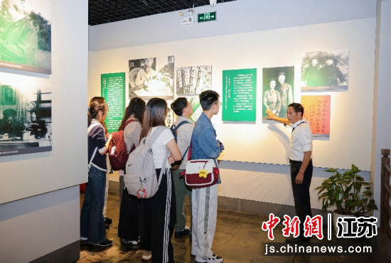 姚夫坤(右一)在向复旦学子介绍江村。复旦大学 供图 姚夫坤(右一)在向复旦学子介绍江村。复旦大学 供图