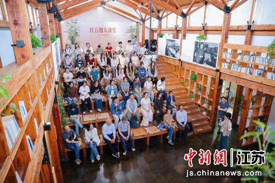 师生们在江村文化礼堂听取吴江区情介绍。复旦大学 供图 师生们在江村文化礼堂听取吴江区情介绍。复旦大学 供图