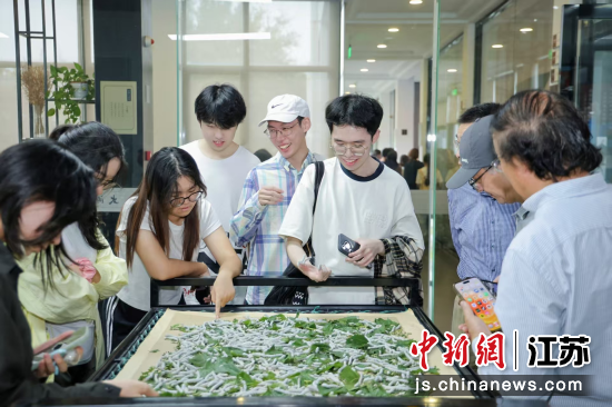 师生们实地了解蚕丝产生过程。复旦大学 供图 师生们实地了解蚕丝产生过程。复旦大学 供图