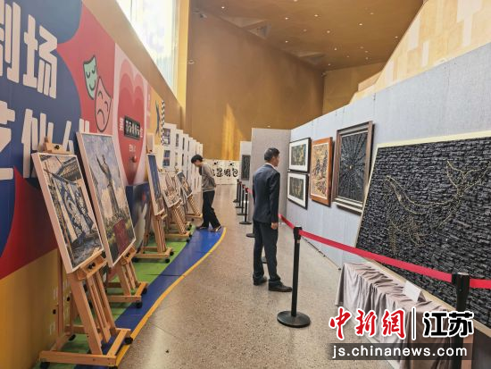 “粒观江海·长江文脉——颗粒艺术创新融合展”在海门保利大剧院展出,市民驻足观赏颗粒艺术作品。张超航 摄 “粒观江海·长江文脉——颗粒艺术创新融合展”在海门保利大剧院展出,市民驻足观赏颗粒艺术作品。张超航 摄