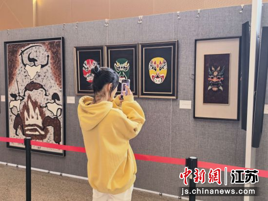 观众在“粒观江海·长江文脉——颗粒艺术创新融合展”上拍摄戏曲脸谱主题颗粒艺术作品。张超航 摄 观众在“粒观江海·长江文脉——颗粒艺术创新融合展”上拍摄戏曲脸谱主题颗粒艺术作品。张超航 摄
