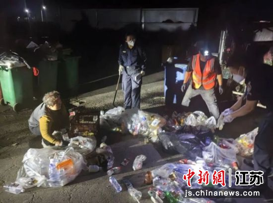 机场工作人员在垃圾处理厂仔细翻找。睢宁县融媒体中心 供图 机场工作人员在垃圾处理厂仔细翻找。睢宁县融媒体中心 供图