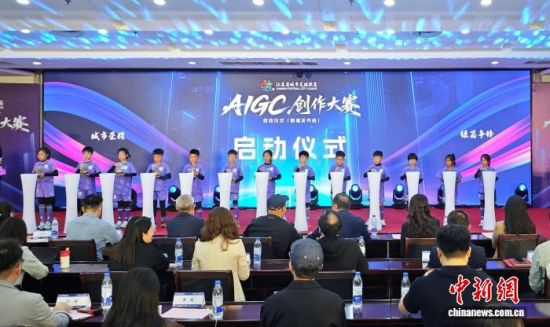 活动现场,学生代表手捧“心愿石”登台。中新网记者 泱波 摄 活动现场,学生代表手捧“心愿石”登台。中新网记者 泱波 摄