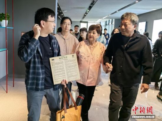 甄珍(中)与影迷交流互动。 中新网记者 钟升 摄 甄珍(中)与影迷交流互动。 中新网记者 钟升 摄