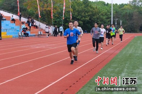 男子1500米赛跑。盐城市城投集团 供图 男子1500米赛跑。盐城市城投集团 供图