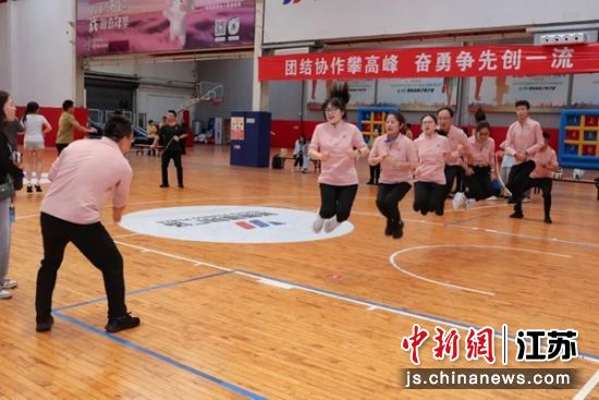 集体跳绳。盐城市城投集团 供图 集体跳绳。盐城市城投集团 供图