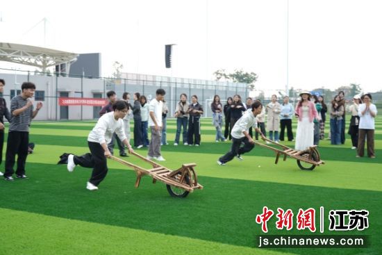 大学生体验推独轮车比赛。赵涛 摄 大学生体验推独轮车比赛。赵涛 摄