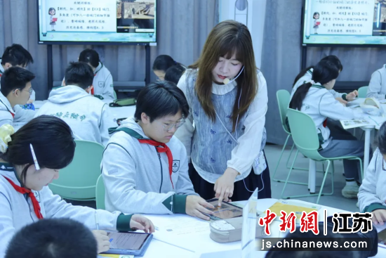 人工智能课从“特色课”变成“必修课”。陈晨 摄 人工智能课从“特色课”变成“必修课”。陈晨 摄