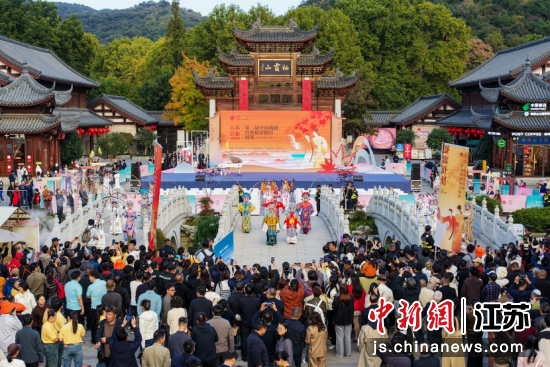 开幕式以《扇引栖霞》为主题,多个版本《桃花扇》选段、南北不同剧种轮番上演,“梅花奖”演员登台献艺。南京市演艺集团 供图 开幕式以《扇引栖霞》为主题,多个版本《桃花扇》选段、南北不同剧种轮番上演,“梅花奖”演员登台献艺。南京市演艺集团 供图