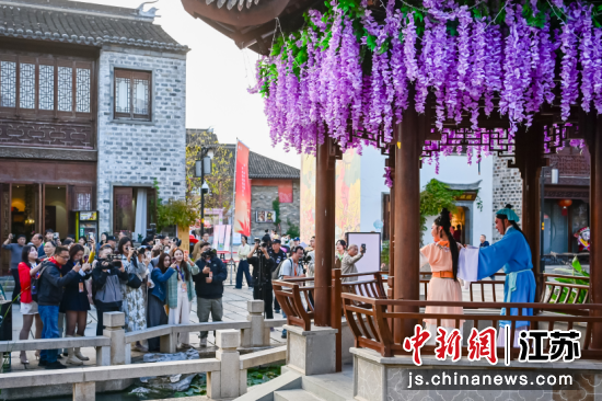 栖霞古镇沉浸式游园会开启“桃花扇穿越三百年”的寻戏之旅。南京市演艺集团 供图 栖霞古镇沉浸式游园会开启“桃花扇穿越三百年”的寻戏之旅。南京市演艺集团 供图