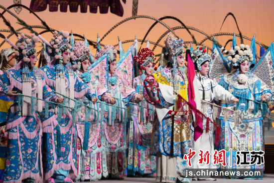 当晚,开幕大戏京剧青春版《杨门女将》在南京保利大剧院上演,正式拉开剧场展演序幕。接下来,入选剧目将在不同剧场陆续登台,让经典在持续演出中与观众建立联系。南京市演艺集团 供图 当晚,开幕大戏京剧青春版《杨门女将》在南京保利大剧院上演,正式拉开剧场展演序幕。接下来,入选剧目将在不同剧场陆续登台,让经典在持续演出中与观众建立联系。南京市演艺集团 供图