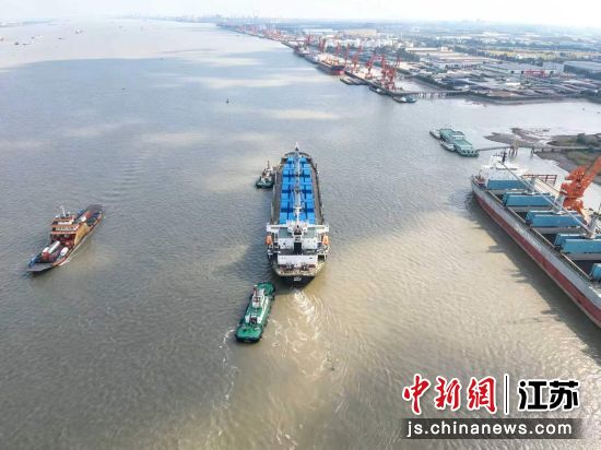 海事部门保障船舶启航。张家港海事局 供图 海事部门保障船舶启航。张家港海事局 供图