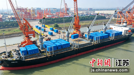 海事部门保障船舶启航。张家港海事局 供图 海事部门保障船舶启航。张家港海事局 供图