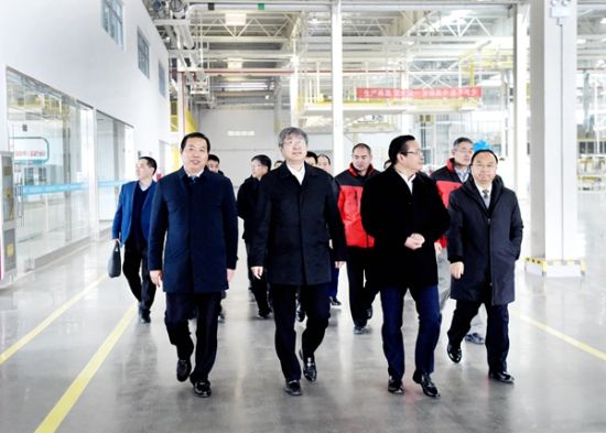 安继文陪同尹同跃董事长考察投资改建后的新能源汽车生产线。 摄影 张宜明