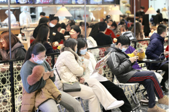 八佰伴中心满月庆现场。商场供图