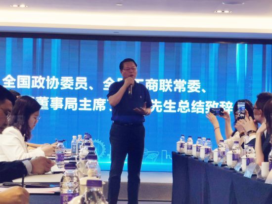 月星集团董事局主席丁佐宏在媒体研讨会上讲话。