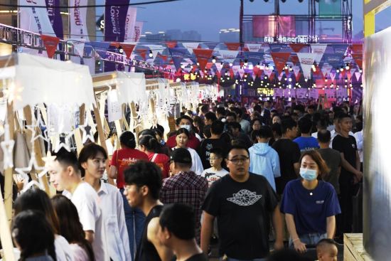 江南环球港人头攒动。