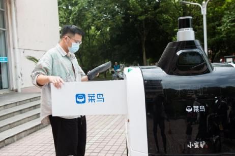 浙江农林大学同学在取快递。