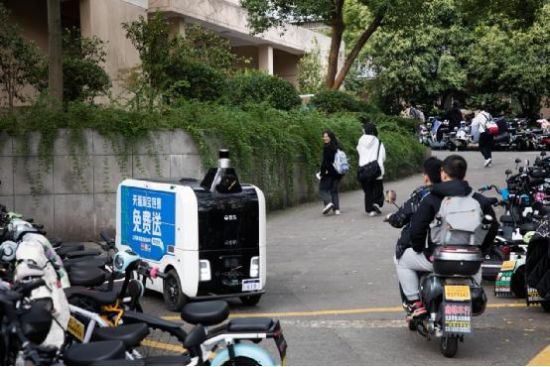 图:小蛮驴与行人、电动车在同一条分叉路口