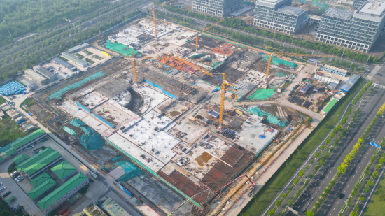 南京江北新区滨江实验学校项目正式进入地上主体施工阶段。周世强 摄