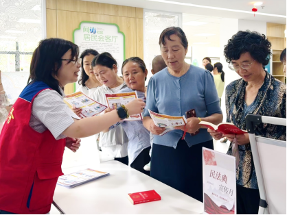 普法志愿者发放宣传手册。