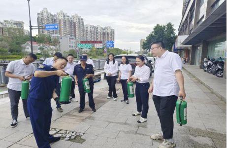 南京烟草三分局人员学习灭火器的使用方法。